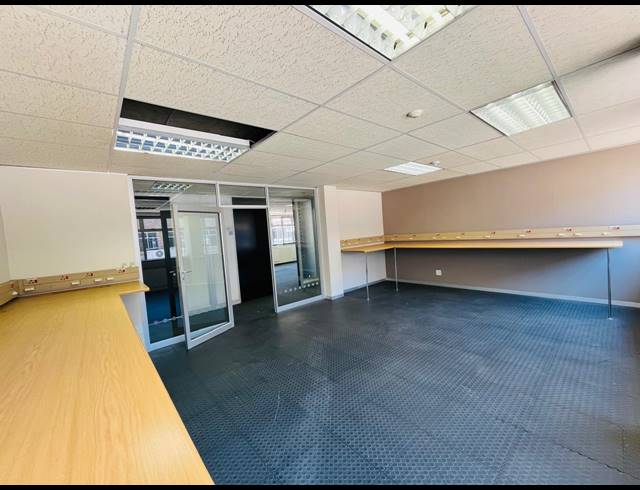 1,300M² OFFICE TO LET IN RANDJESPARK